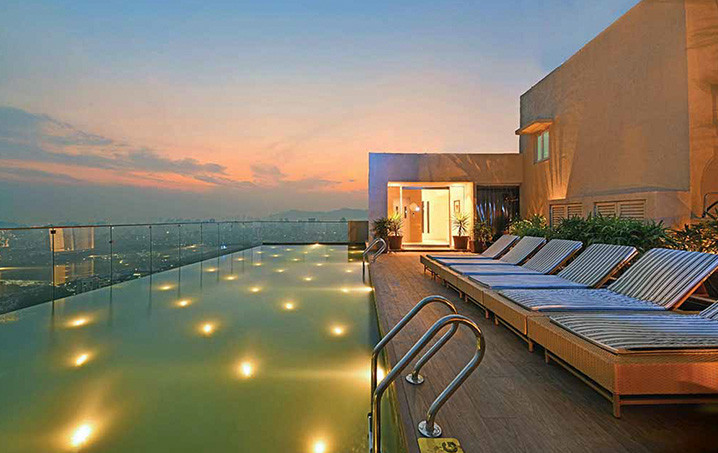 Rooftop swimming pool 